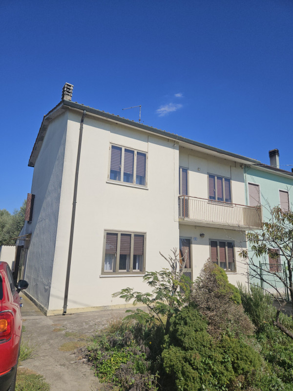 In un zona tranquilla del Comune di Sant'Urbano, precisamente nella frazione di Carmignano, propo...