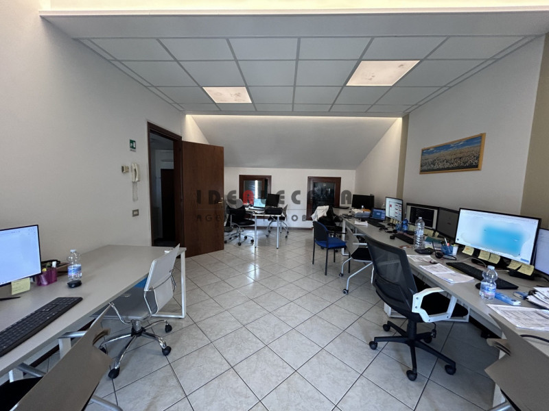 RIF: FR306 PADOVA - PONTE DI BRENTA Proponiamo in affitto locale commerciale ad uso ufficio al se...