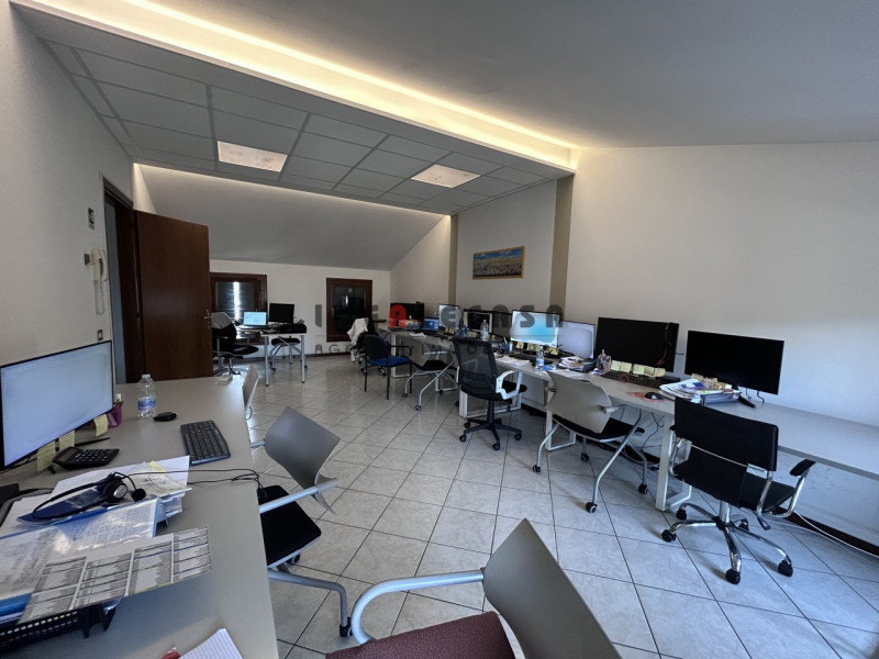 RIF: FR306 PADOVA - PONTE DI BRENTA Proponiamo in affitto locale commerciale ad uso ufficio al se...