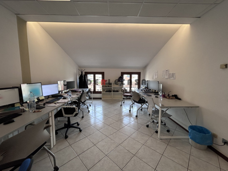 RIF: FR306 PADOVA - PONTE DI BRENTA Proponiamo in affitto locale commerciale ad uso ufficio al se...