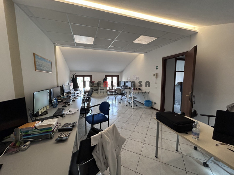 RIF: FR306 PADOVA - PONTE DI BRENTA Proponiamo in affitto locale commerciale ad uso ufficio al se...