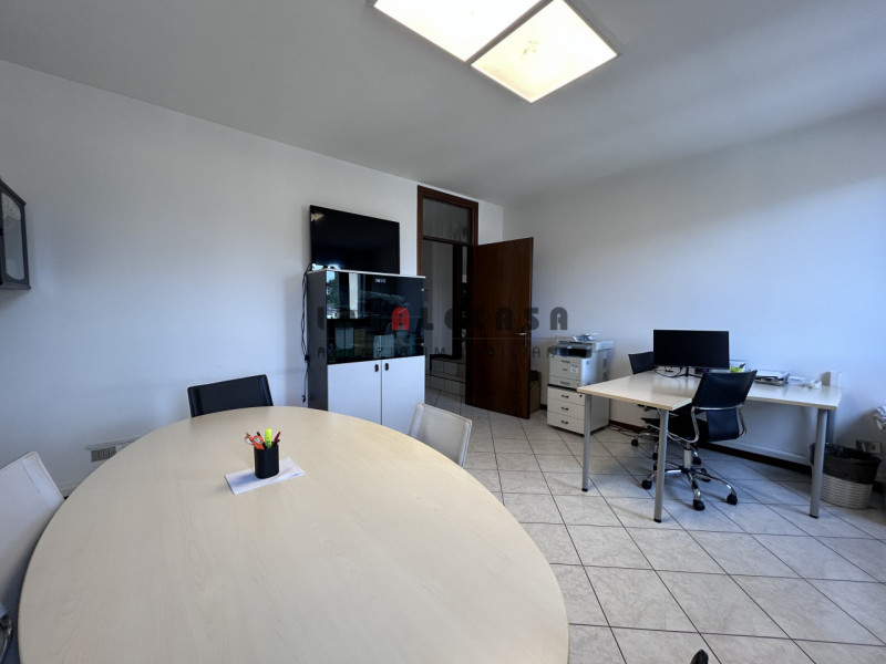 RIF: FR306 PADOVA - PONTE DI BRENTA Proponiamo in affitto locale commerciale ad uso ufficio al se...