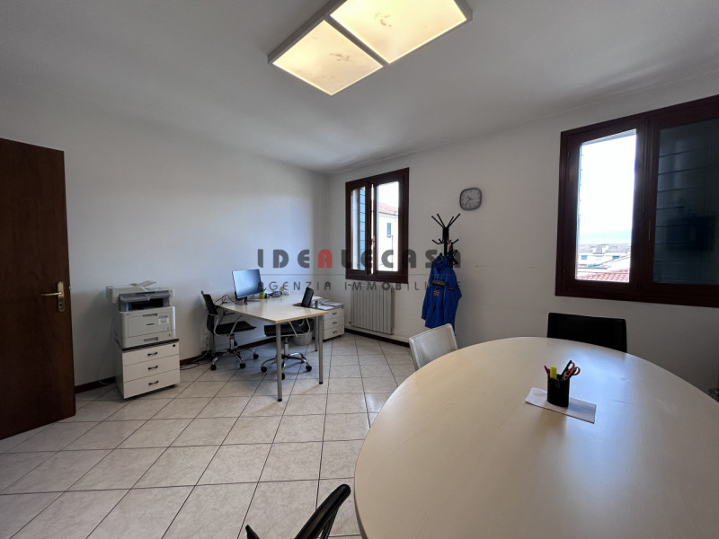 RIF: FR306 PADOVA - PONTE DI BRENTA Proponiamo in affitto locale commerciale ad uso ufficio al se...