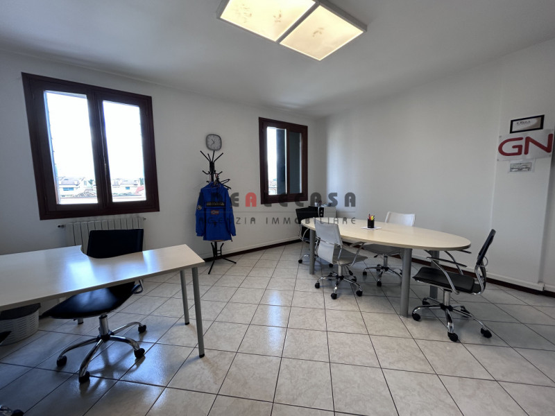 RIF: FR306 PADOVA - PONTE DI BRENTA Proponiamo in affitto locale commerciale ad uso ufficio al se...