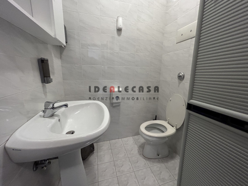 RIF: FR306 PADOVA - PONTE DI BRENTA Proponiamo in affitto locale commerciale ad uso ufficio al se...