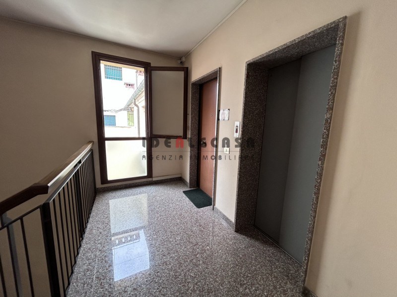 RIF: FR306 PADOVA - PONTE DI BRENTA Proponiamo in affitto locale commerciale ad uso ufficio al se...