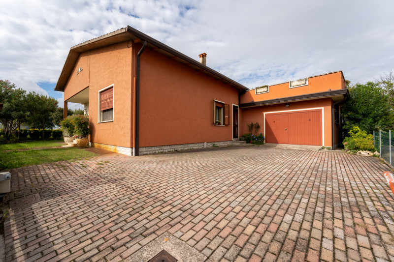 Legnaro loc. Volparo, comoda ai servizi e alle scuole, proponiamo casa singola degli anni ‘90 dis...