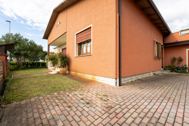 Legnaro loc. Volparo, comoda ai servizi e alle scuole, proponiamo casa singola degli anni ‘90 dis...