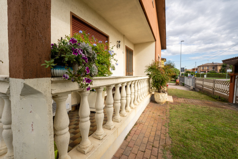 Legnaro loc. Volparo, comoda ai servizi e alle scuole, proponiamo casa singola degli anni ‘90 dis...