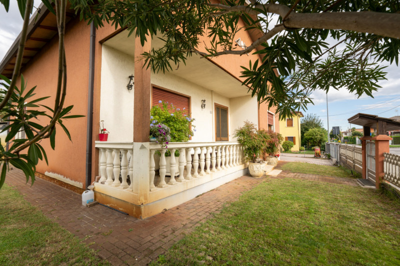 Legnaro loc. Volparo, comoda ai servizi e alle scuole, proponiamo casa singola degli anni ‘90 dis...