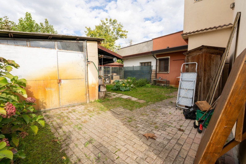 Legnaro loc. Volparo, comoda ai servizi e alle scuole, proponiamo casa singola degli anni ‘90 dis...