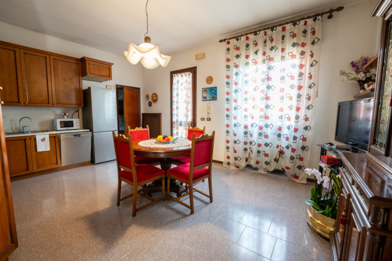 Legnaro loc. Volparo, comoda ai servizi e alle scuole, proponiamo casa singola degli anni ‘90 dis...