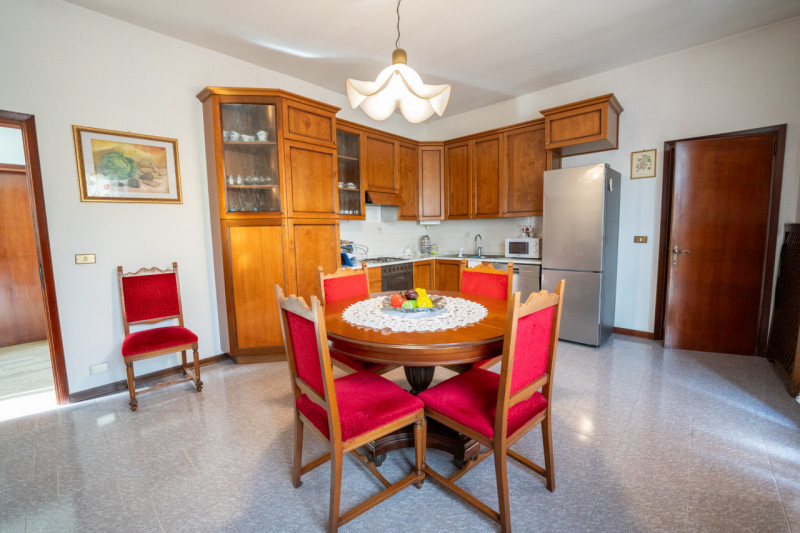 Legnaro loc. Volparo, comoda ai servizi e alle scuole, proponiamo casa singola degli anni ‘90 dis...