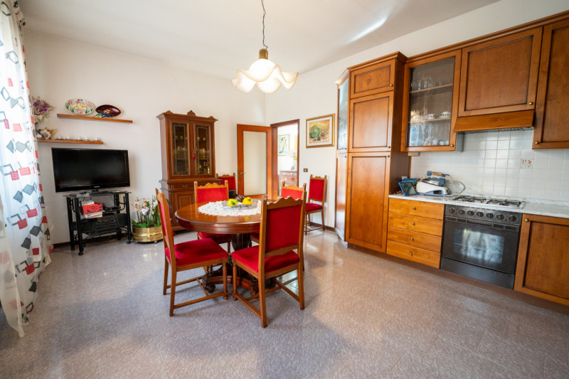 Legnaro loc. Volparo, comoda ai servizi e alle scuole, proponiamo casa singola degli anni ‘90 dis...