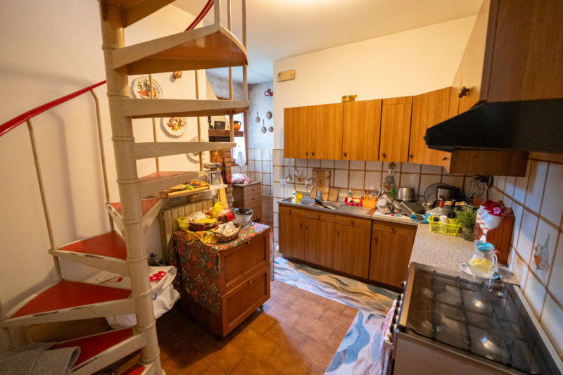 Legnaro loc. Volparo, comoda ai servizi e alle scuole, proponiamo casa singola degli anni ‘90 dis...