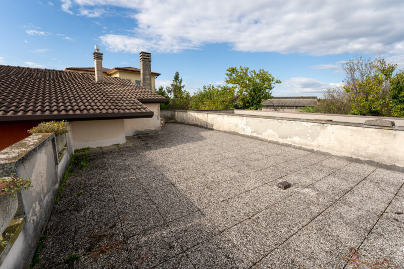 Legnaro loc. Volparo, comoda ai servizi e alle scuole, proponiamo casa singola degli anni ‘90 dis...