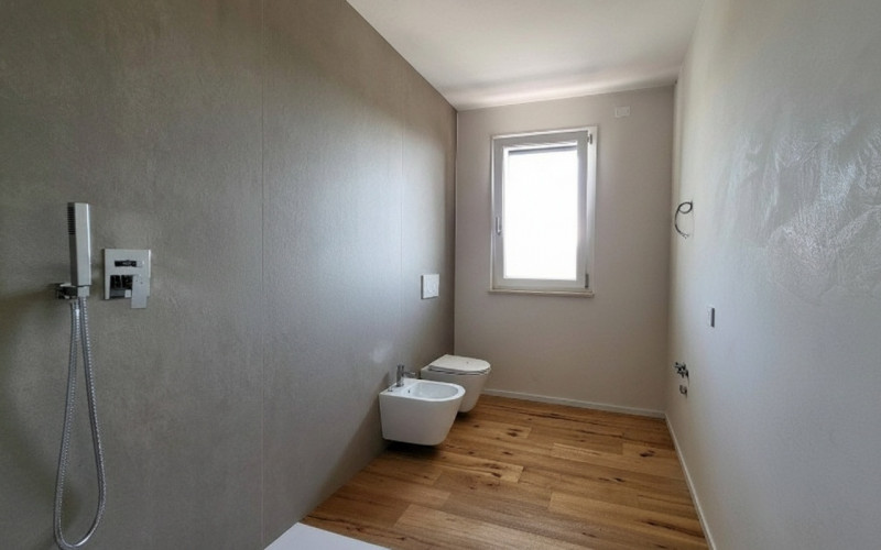 Scopri questa affascinante bifamiliare situata nella tranquilla e ricercata zona di Sarmeola, nel...