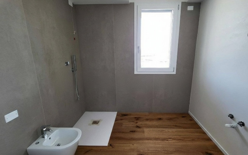 Scopri questa affascinante bifamiliare situata nella tranquilla e ricercata zona di Sarmeola, nel...