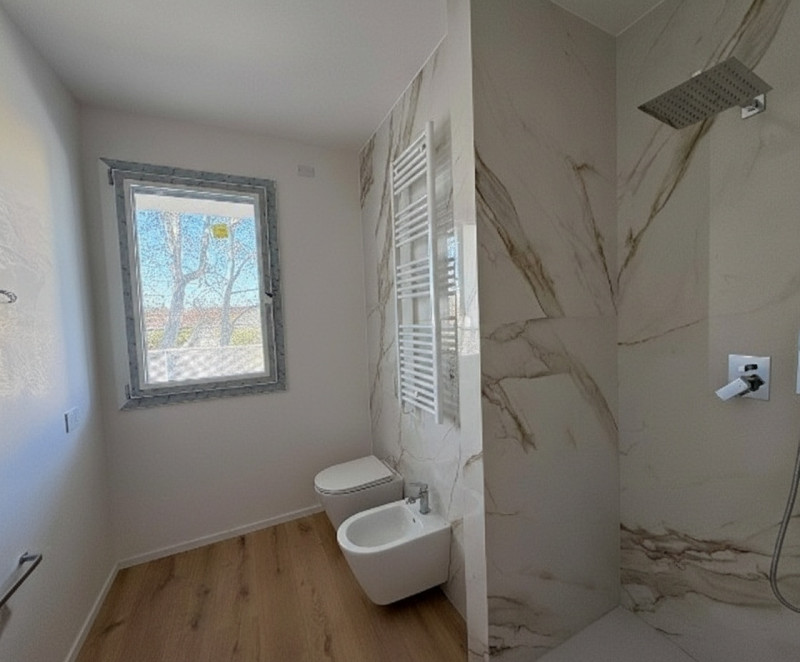 Scopri questa affascinante bifamiliare situata nella tranquilla e ricercata zona di Sarmeola, nel...