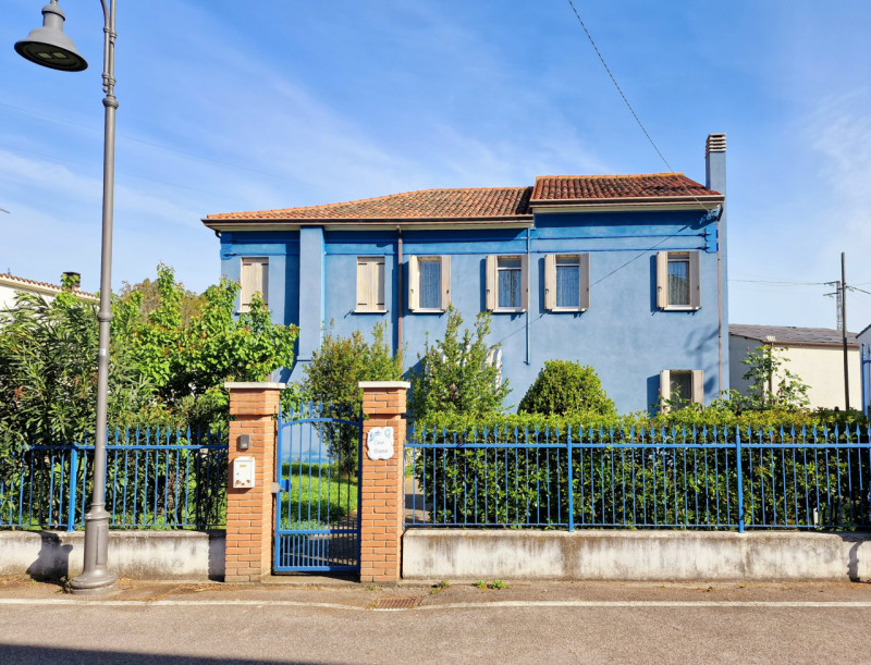 Proponiamo in vendita a Sant'Urbano, bellissima casa singola recentemente ristrutturata, con gran...