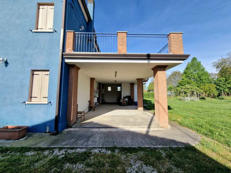 Proponiamo in vendita a Sant'Urbano, bellissima casa singola recentemente ristrutturata, con gran...