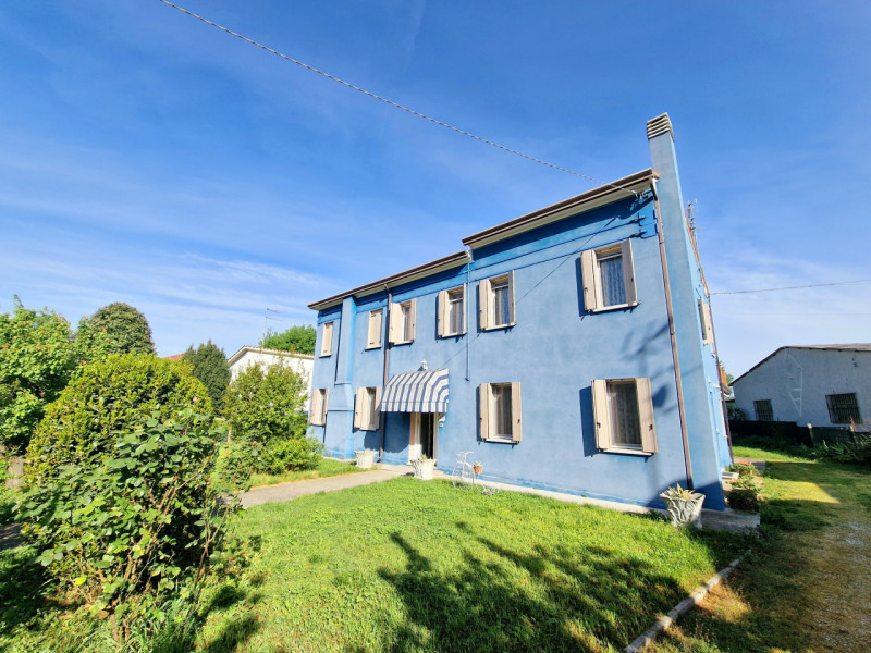 Proponiamo in vendita a Sant'Urbano, bellissima casa singola recentemente ristrutturata, con gran...