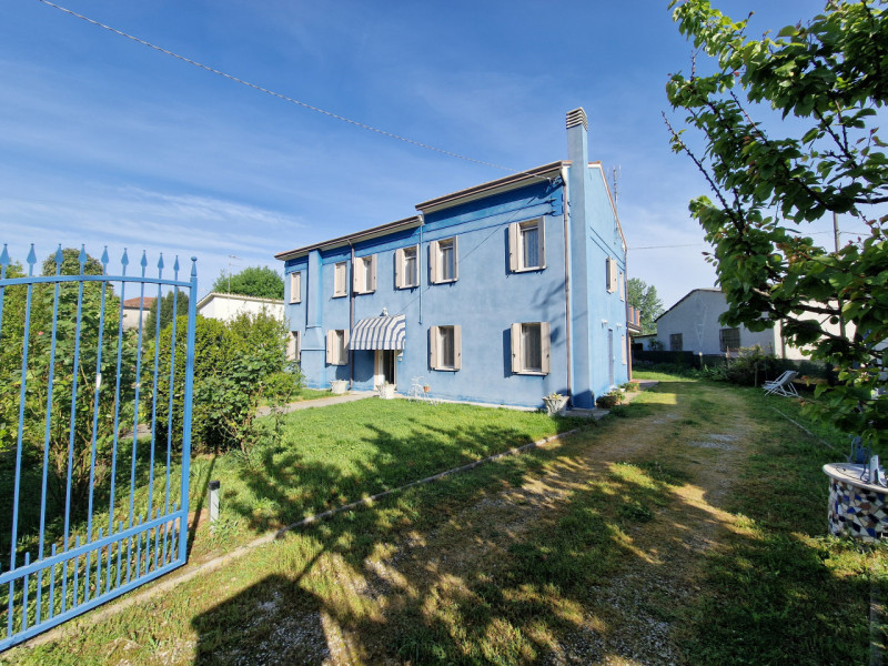 Proponiamo in vendita a Sant'Urbano, bellissima casa singola recentemente ristrutturata, con gran...