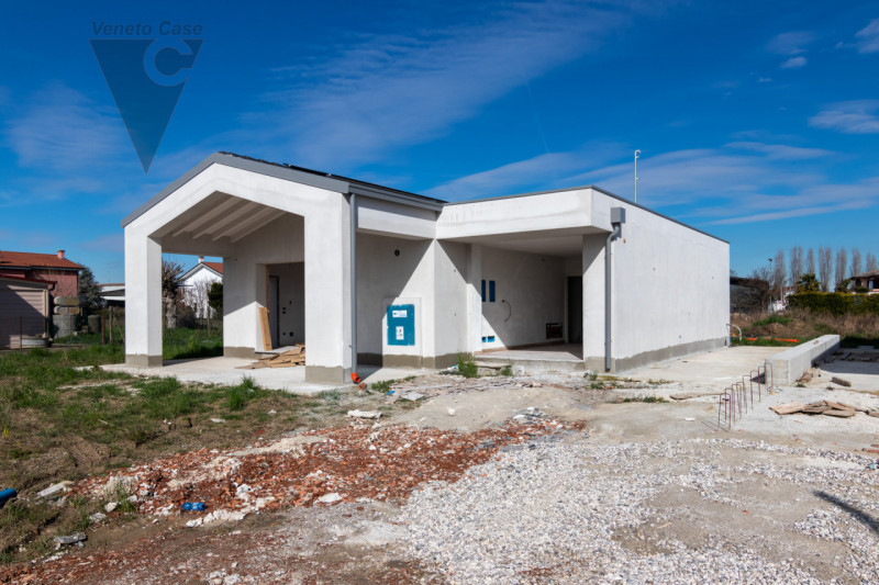 In zona centrale a Legnaro, a poca distanza dai principali servizi, proponiamo in vendita n.4 vil...