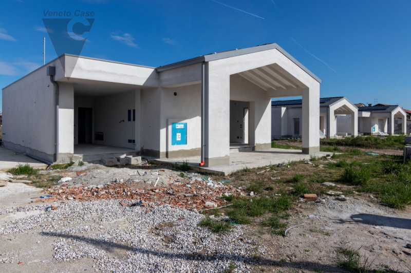 In zona centrale a Legnaro, a poca distanza dai principali servizi, proponiamo in vendita n.4 vil...