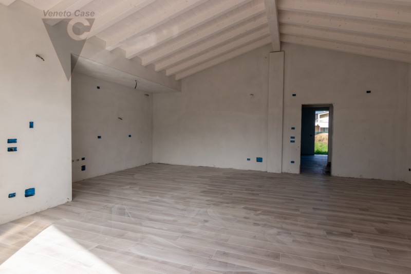 In zona centrale a Legnaro, a poca distanza dai principali servizi, proponiamo in vendita n.4 vil...