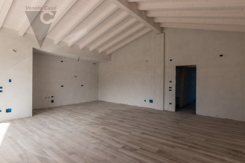 In zona centrale a Legnaro, a poca distanza dai principali servizi, proponiamo in vendita n.4 vil...