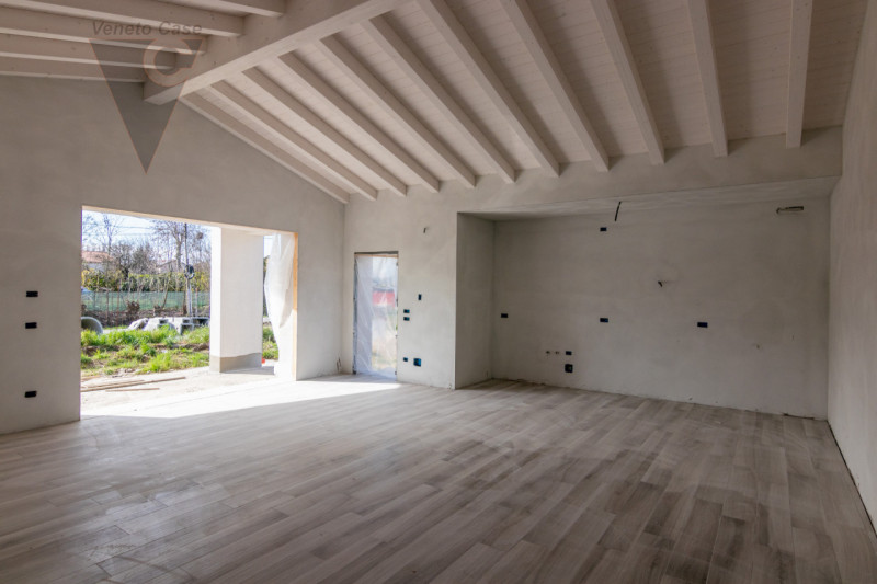 In zona centrale a Legnaro, a poca distanza dai principali servizi, proponiamo in vendita n.4 vil...