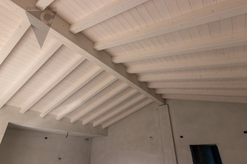 In zona centrale a Legnaro, a poca distanza dai principali servizi, proponiamo in vendita n.4 vil...