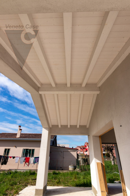 In zona centrale a Legnaro, a poca distanza dai principali servizi, proponiamo in vendita n.4 vil...