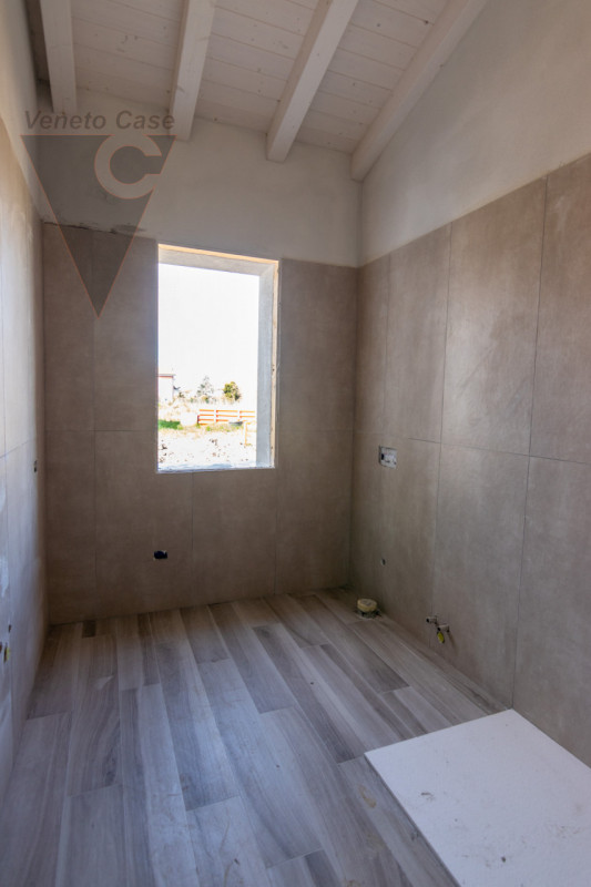 In zona centrale a Legnaro, a poca distanza dai principali servizi, proponiamo in vendita n.4 vil...