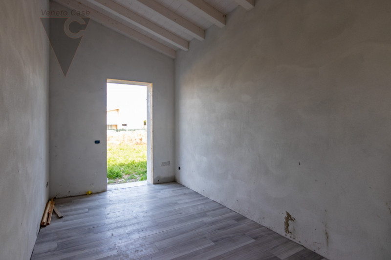 In zona centrale a Legnaro, a poca distanza dai principali servizi, proponiamo in vendita n.4 vil...