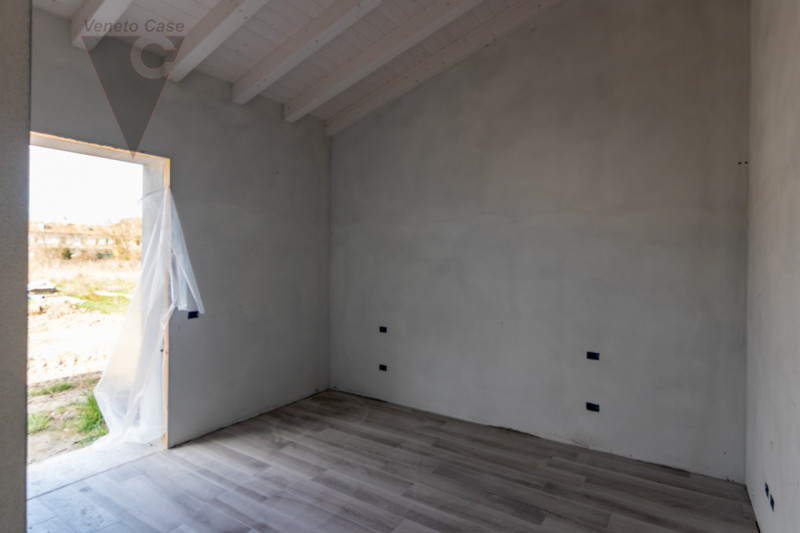 In zona centrale a Legnaro, a poca distanza dai principali servizi, proponiamo in vendita n.4 vil...