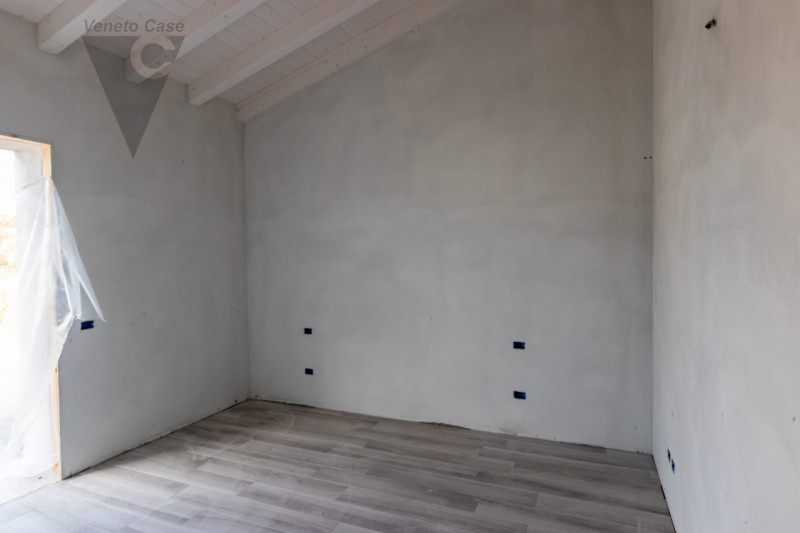 In zona centrale a Legnaro, a poca distanza dai principali servizi, proponiamo in vendita n.4 vil...