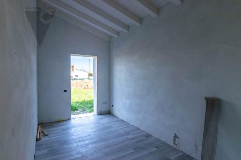 In zona centrale a Legnaro, a poca distanza dai principali servizi, proponiamo in vendita n.4 vil...