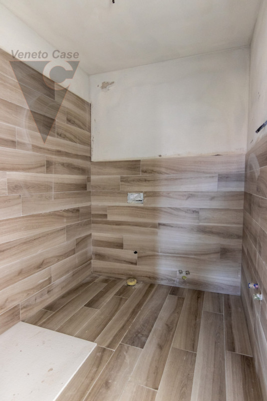 In zona centrale a Legnaro, a poca distanza dai principali servizi, proponiamo in vendita n.4 vil...