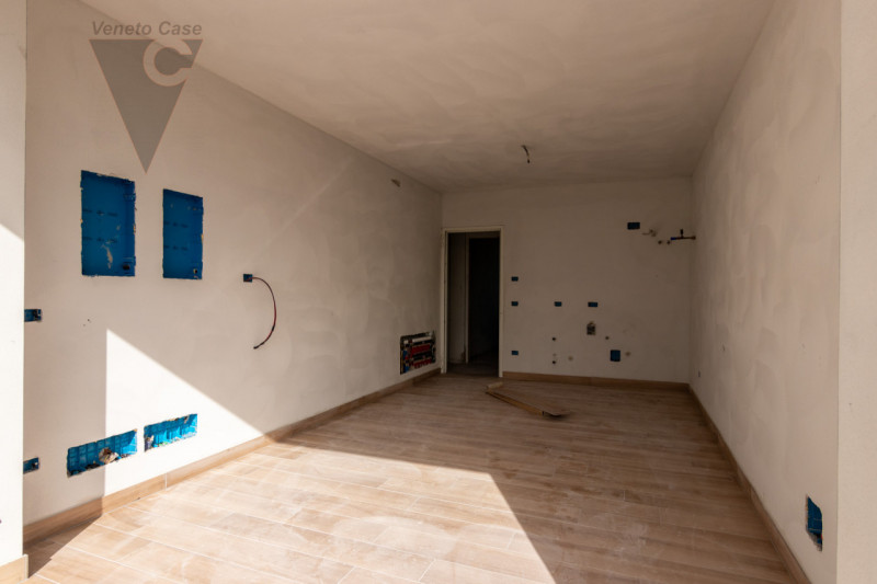 In zona centrale a Legnaro, a poca distanza dai principali servizi, proponiamo in vendita n.4 vil...