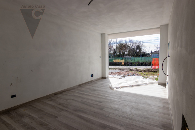 In zona centrale a Legnaro, a poca distanza dai principali servizi, proponiamo in vendita n.4 vil...