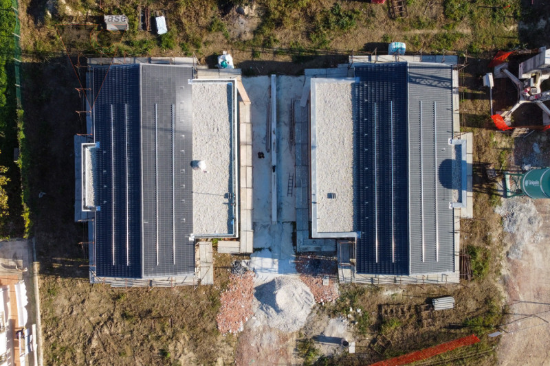 In zona centrale a Legnaro, a poca distanza dai principali servizi, proponiamo in vendita n.4 vil...