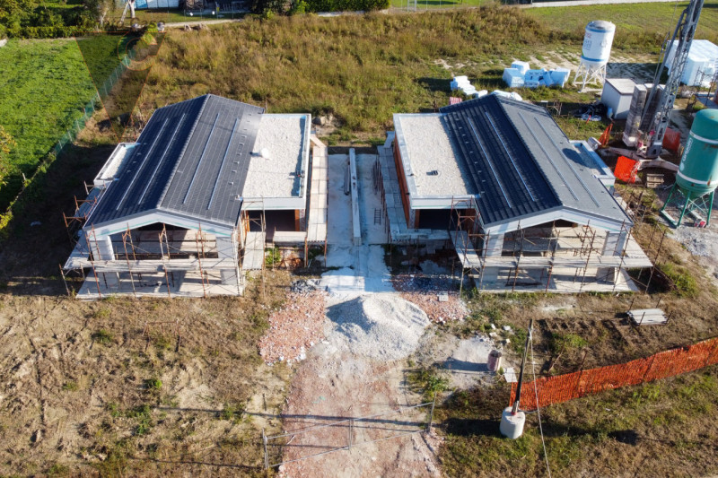 In zona centrale a Legnaro, a poca distanza dai principali servizi, proponiamo in vendita n.4 vil...