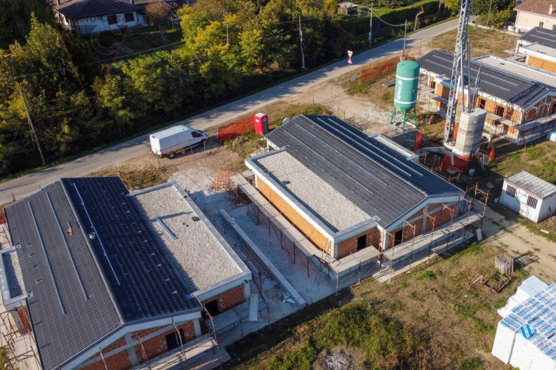 In zona centrale a Legnaro, a poca distanza dai principali servizi, proponiamo in vendita n.4 vil...