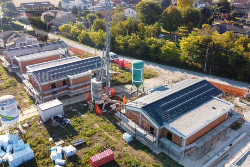 In zona centrale a Legnaro, a poca distanza dai principali servizi, proponiamo in vendita n.4 vil...