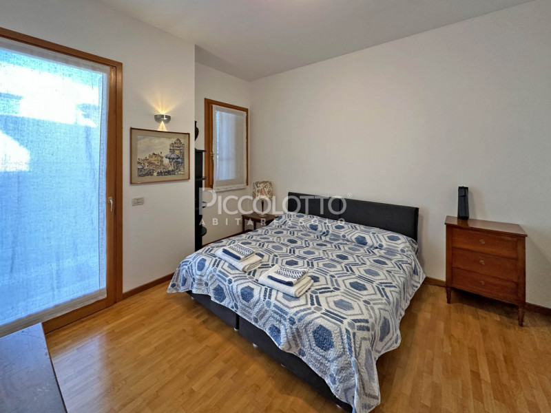 Rif. V5368 - Casella d'Asolo, in vendita appartamento bicamere con splendido giardino, in zona re...