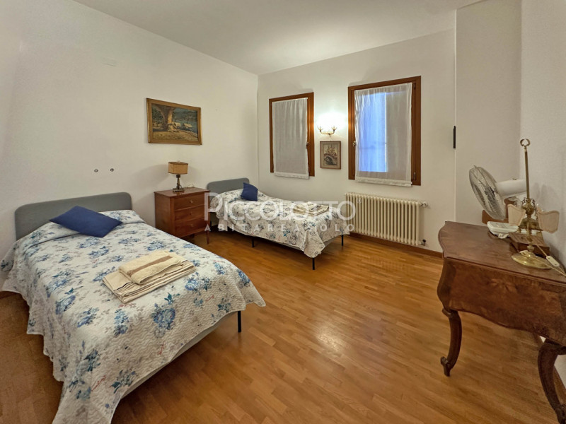 Rif. V5368 - Casella d'Asolo, in vendita appartamento bicamere con splendido giardino, in zona re...