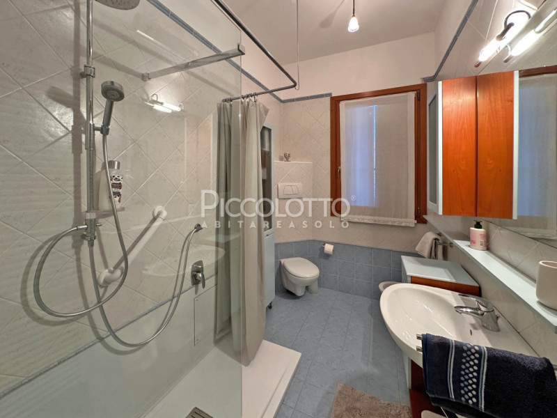 Rif. V5368 - Casella d'Asolo, in vendita appartamento bicamere con splendido giardino, in zona re...