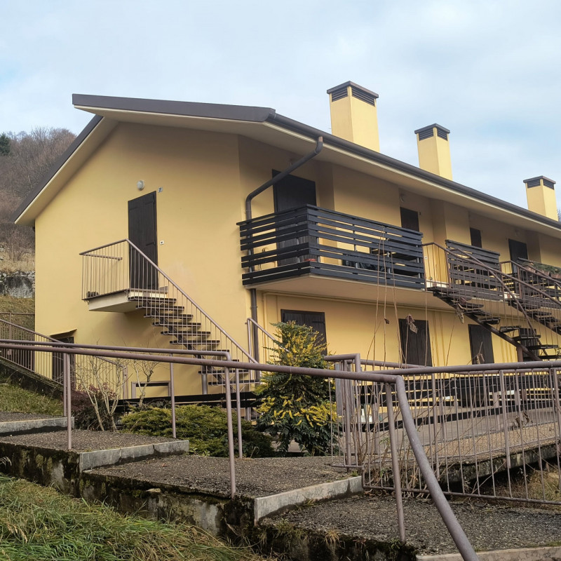 Se stai cercando un rifugio montano che combini comfort moderno e bellezze naturali, questo appar...